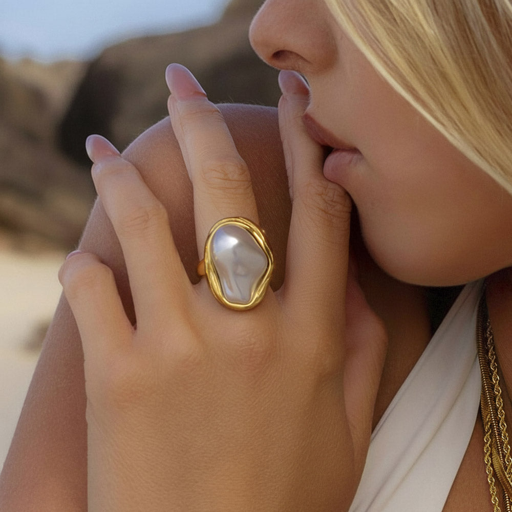 Uma menina mostrando anel JZ1462D