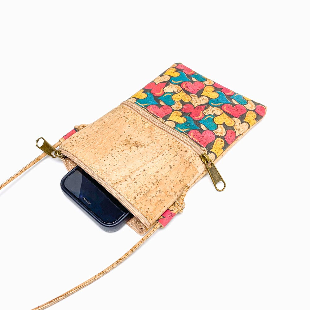 Um telemóvel dentro de uma bolsa para telemóvel de cortiça