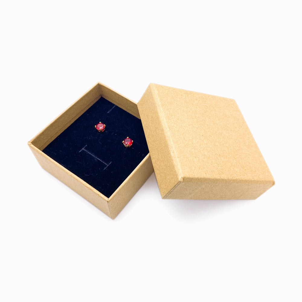 Um Par de Brincos Dentro de Caixa para Colar & Bracelete