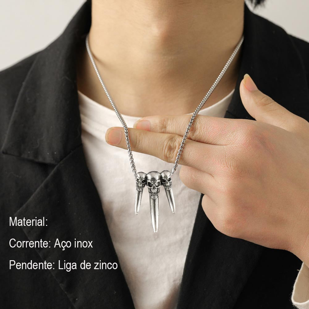 Um Homem Usando Colar Homem com Crânio