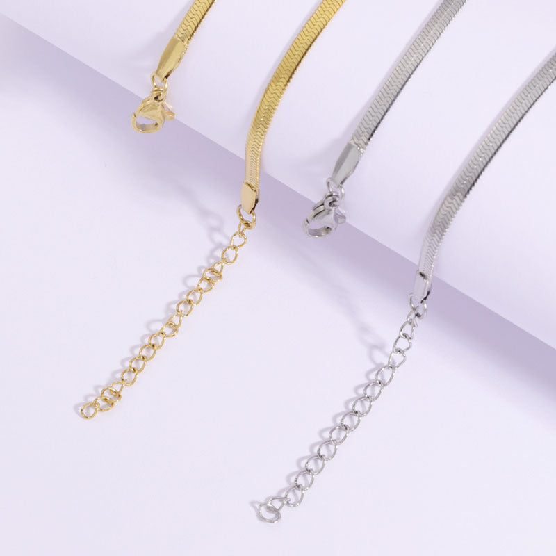 Um fio malha snake em dourado, e outro em prateado