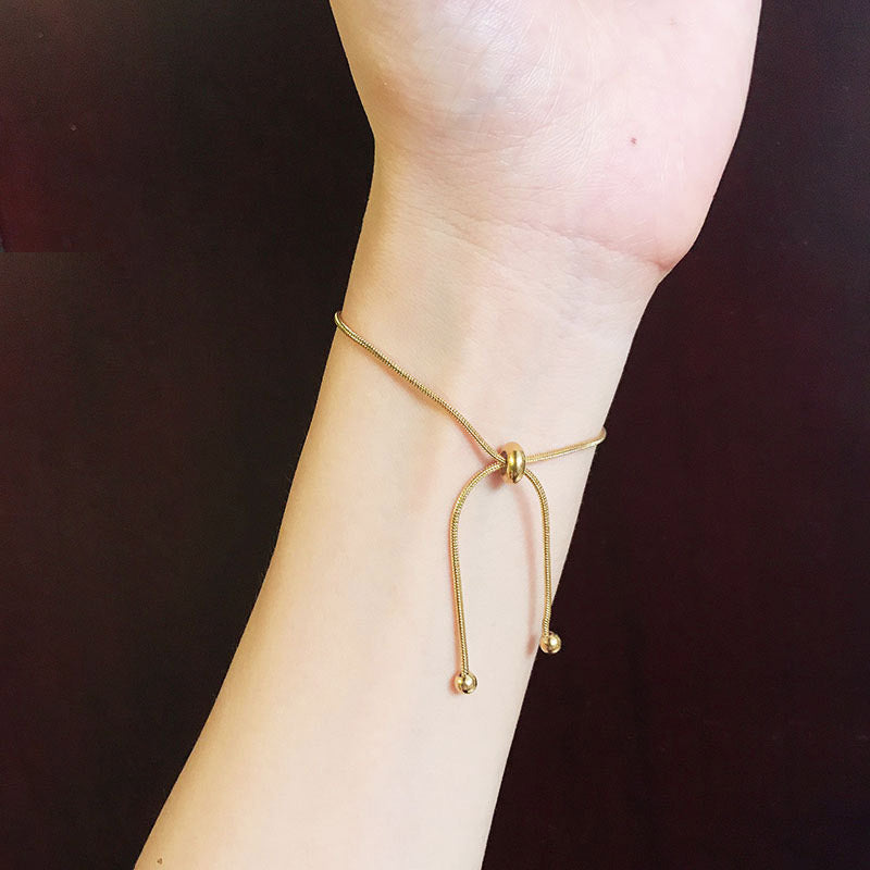 Um Abraço usando Pulseira Malha Snake Redonda de Aço Inox Dourado