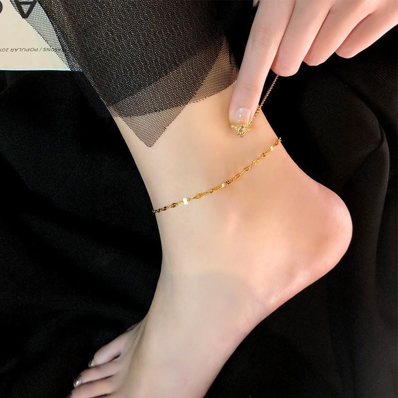 Um Pé com Pulseira de Pé SL1085 em Aço Inox Dourado