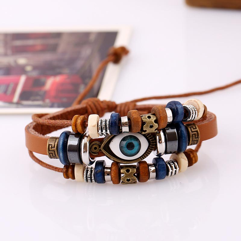 Pulseira de Pele Castanha com Olho Turco em Uma Mesa