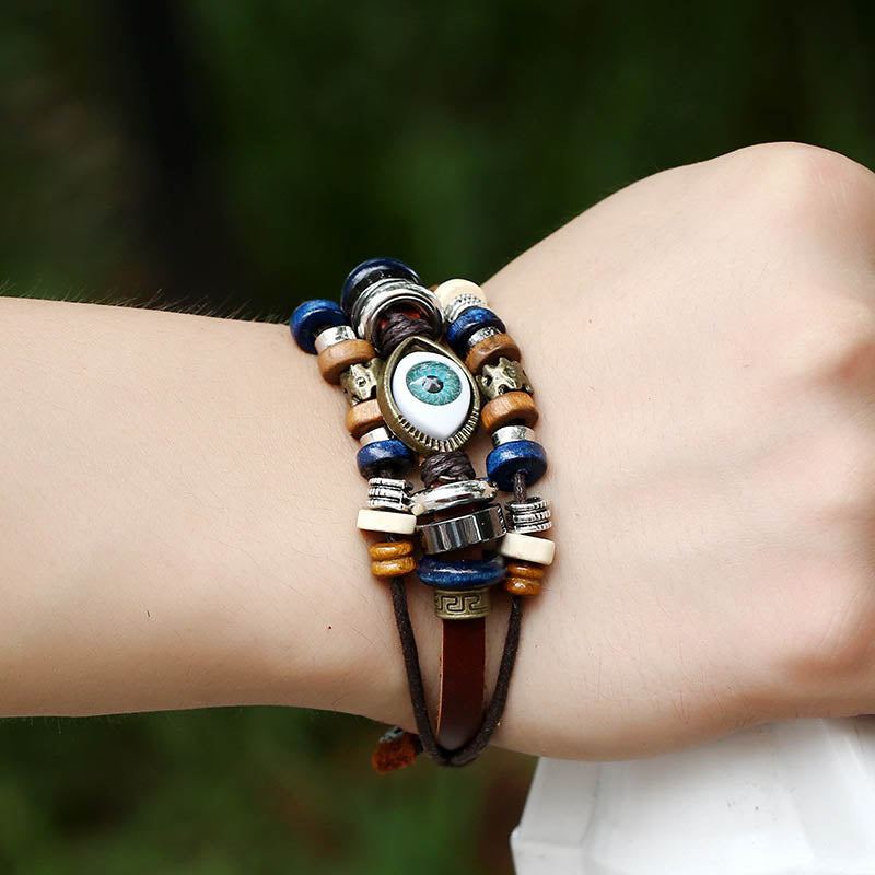 Um Braço Usando Pulseira de Pele Castanha com Olho Turco