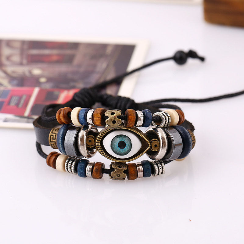 Pulseira de Pele Preta com Olho Turco em Uma Mesa
