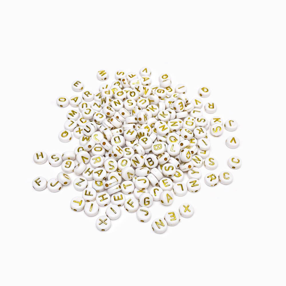 Missangas com letras douradas 7x4mm