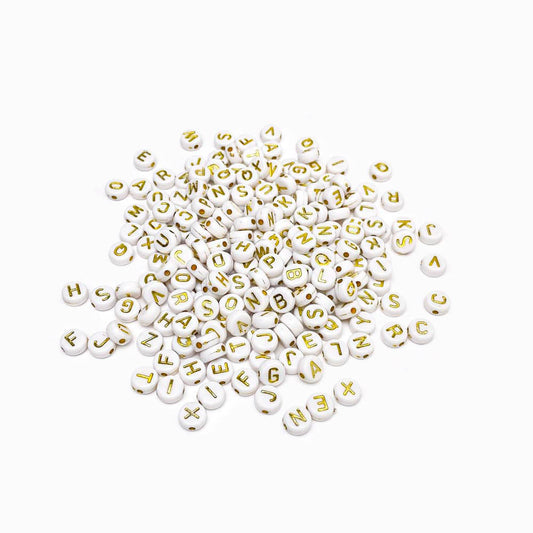Missangas com letras douradas 7x4mm