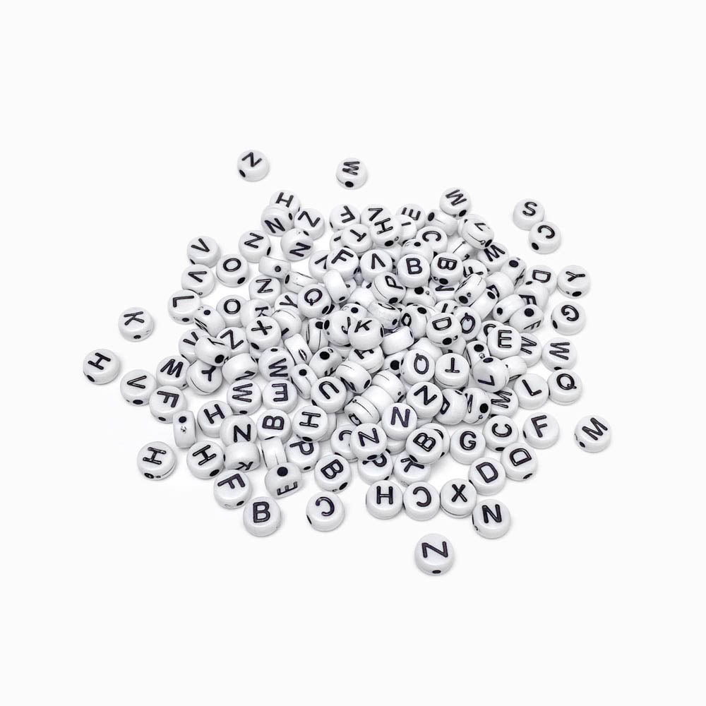 Missangas com letras preto e branco 7x4mm