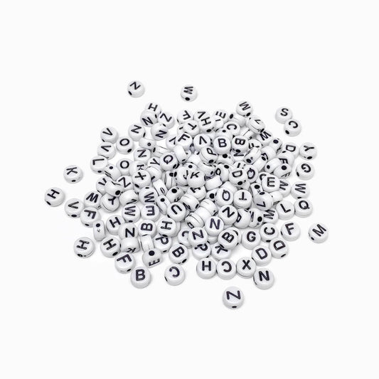 Missangas com letras preto e branco 7x4mm