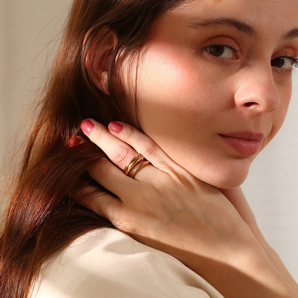 Uma menina usando um anel stacking