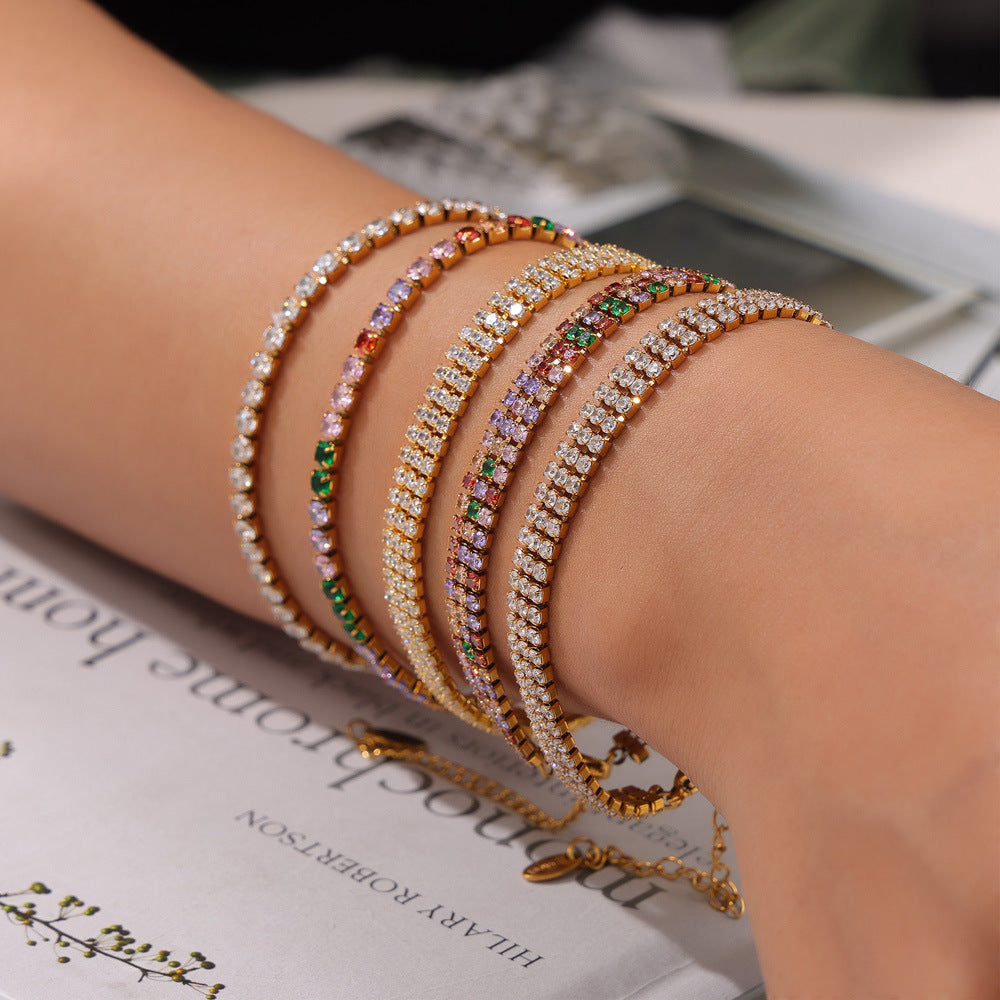 Uma Mão Usando Pulseiras com Brilhantes Coloridas