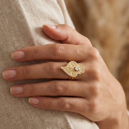 Uma mão mostrando anel coração de viana JZ1446