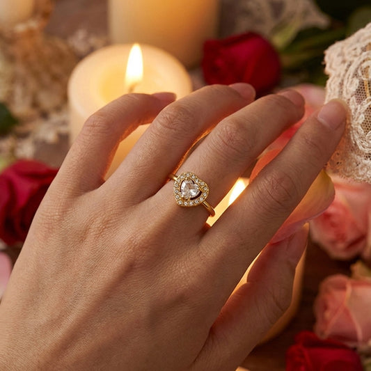 Uma mão usando anel coração JZ1521 com fundo romântico de rosas