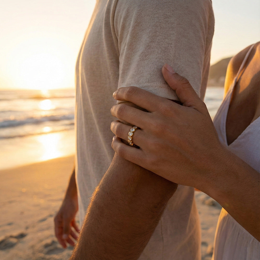 Uma senhora usando o anel coração JZ1557 na praia junto com o namorado dela
