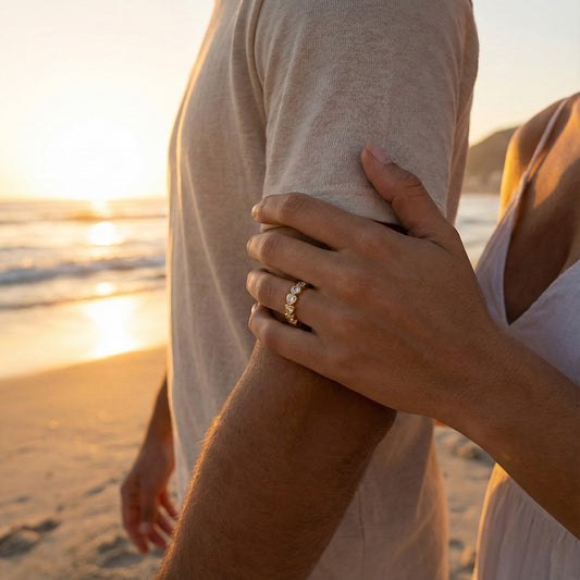 Uma senhora usando o anel coração JZ1557 na praia junto com o namorado dela