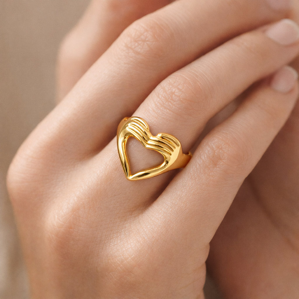 Uma mão mostrando anel JZ1163