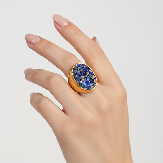 Uma mão mostrando o anel JZ1542