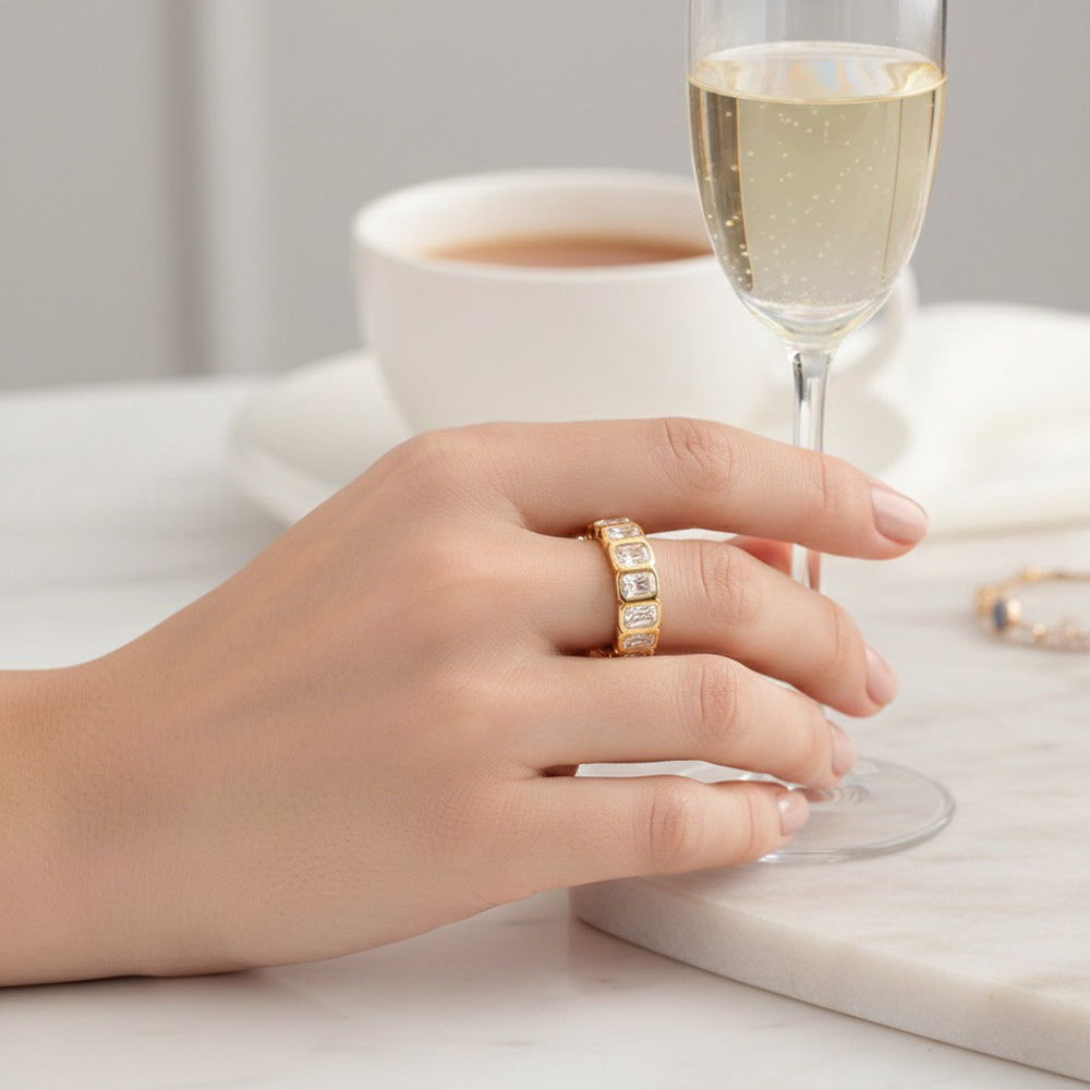 Uma senhora usando anel JZ1556D