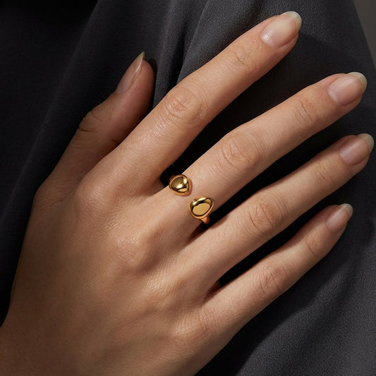 Uma mão usando anel minimalista JZ1572