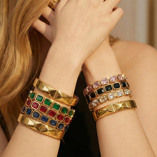 Uma senhora mostrando várias pulseiras SZ1080