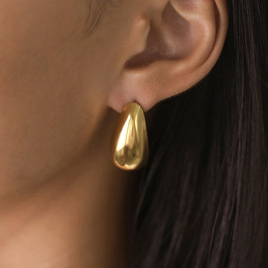 Um Modelo Usando Brincos Gota 27x14mm BR1478 - Aço Inox