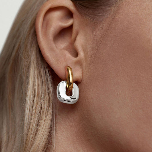 Um Modelo Usando Brincos Geométricos 20x13.5mm BR1475 - Aço Inox