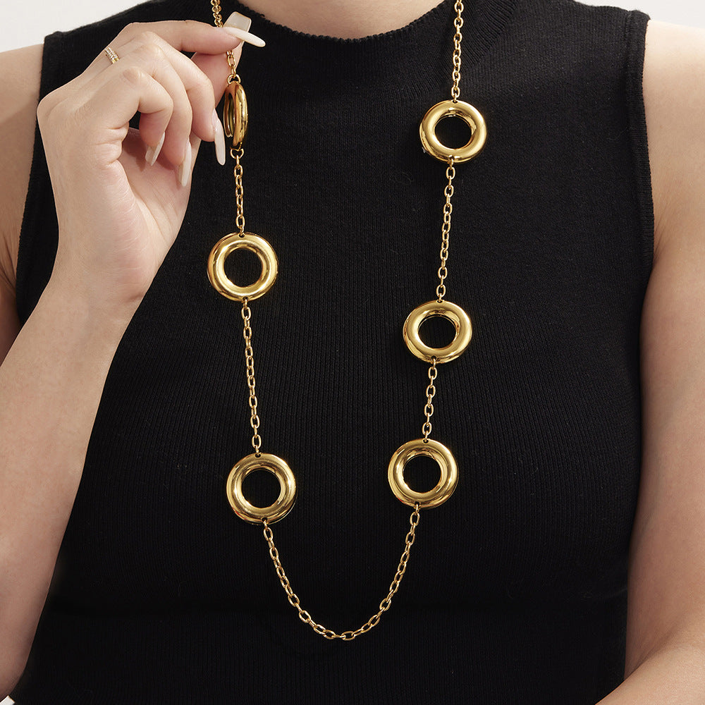 Um Modelo Mostrando Colar Geométrico CL2061 - Aço Inox