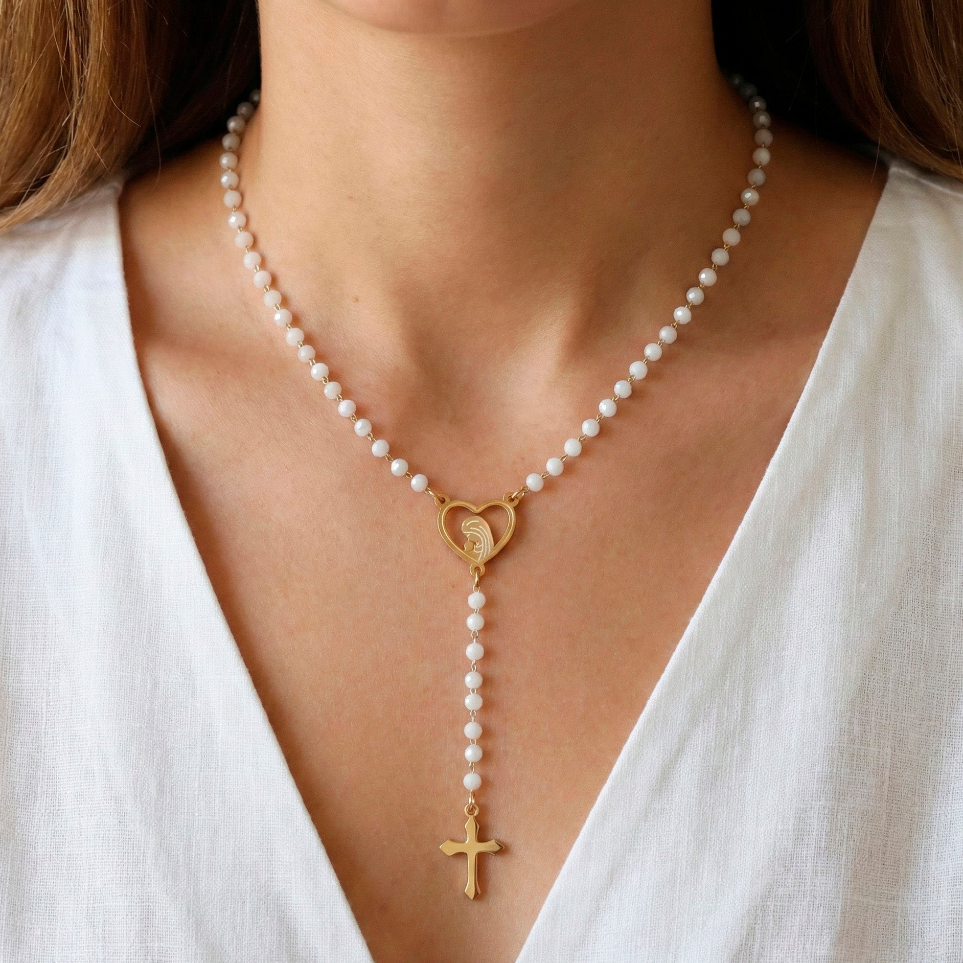 Uma Senhora Usando Colar Rosário Cristal Branco CL2072 - Aço Inox