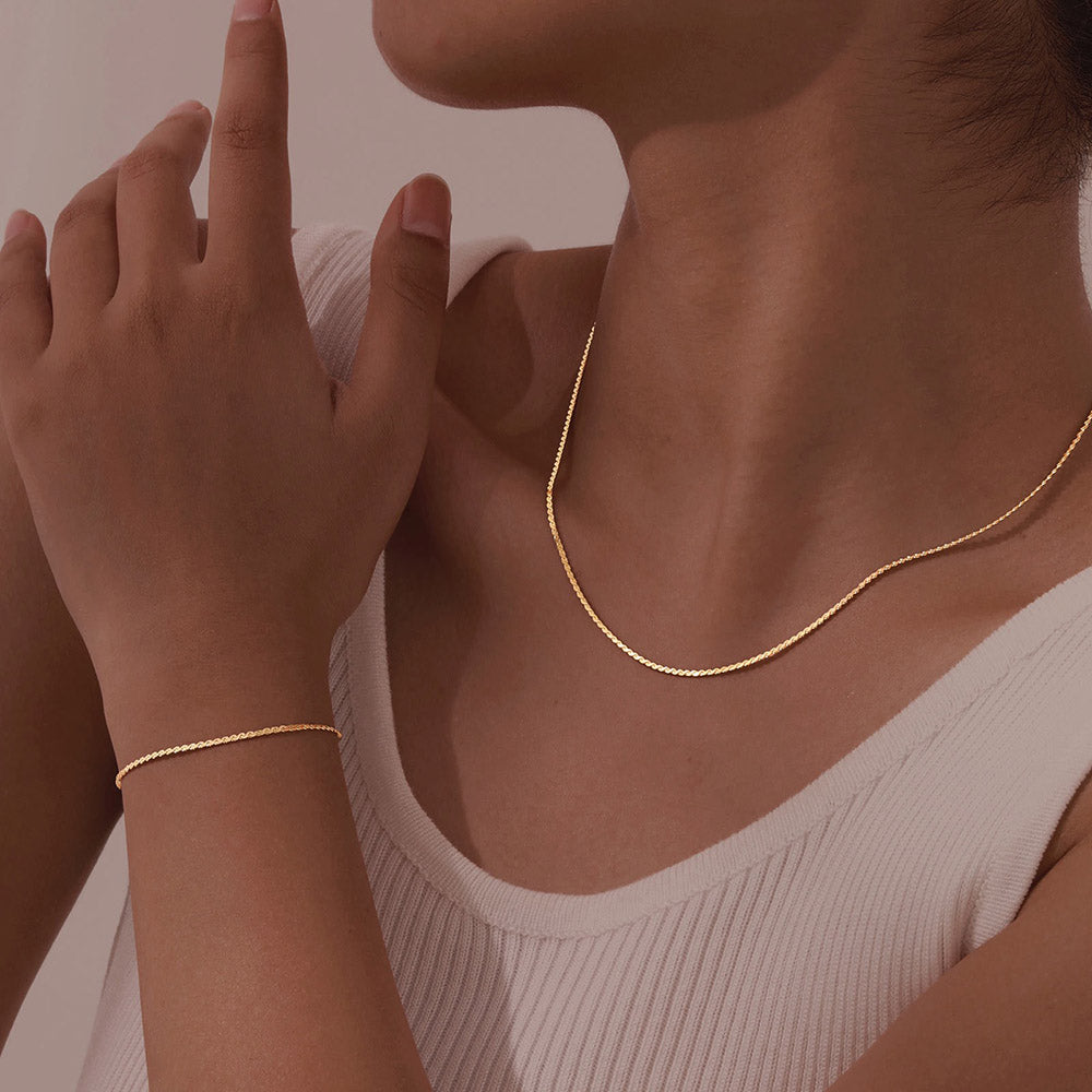 Uma senhora usando fio achatado 1mm AC1041