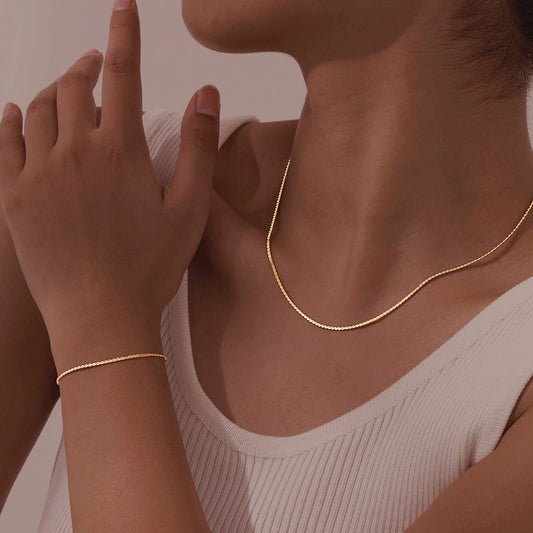 Uma senhora usando fio achatado 1mm AC1041