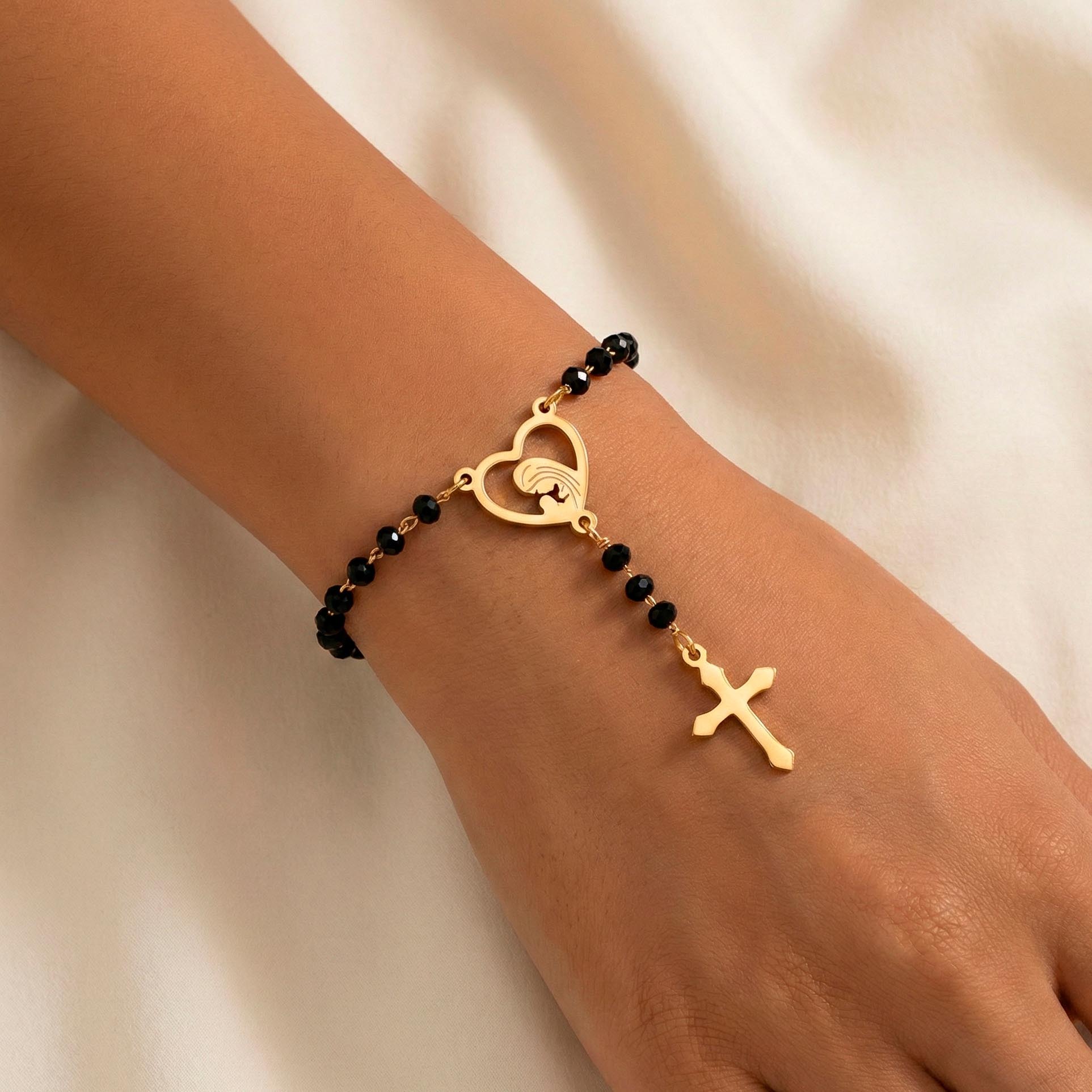 UMA MÃO MOSTRANDO A PULSEIRA SL2356 CRISTAL PRETO