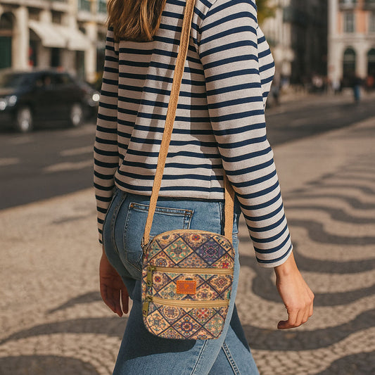 Uma Senhora Usando Bolsa de Cortiça GZH-2361 Caminhando No Centro de Lisboa