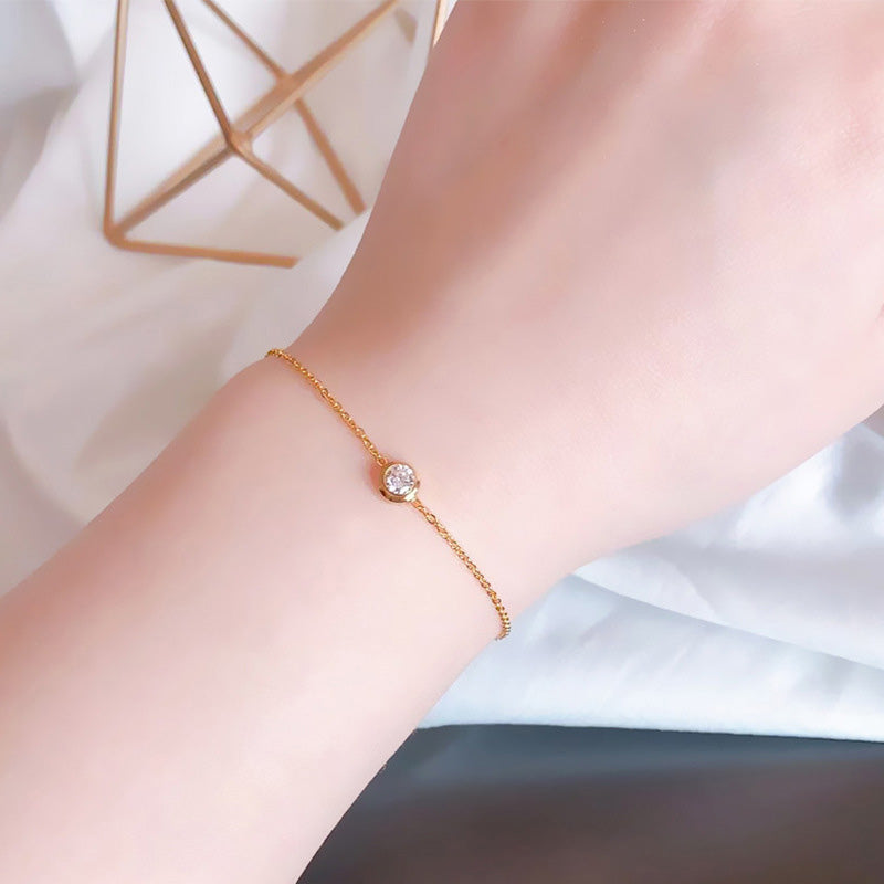 Um Abraço Usando Pulseira com Pedra - Aço Inox Dourado